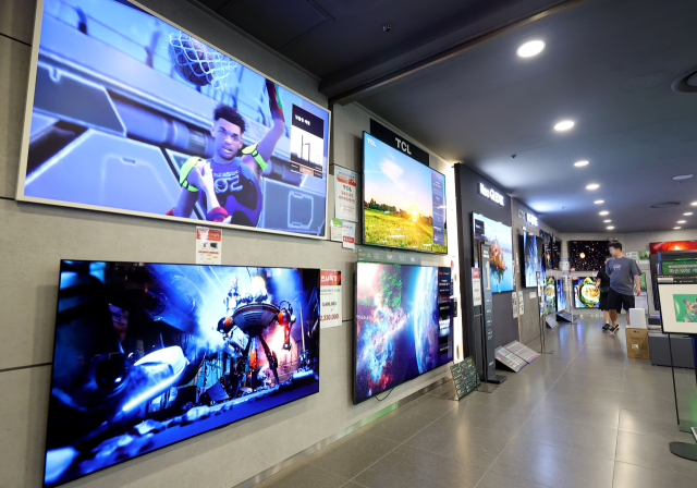 글로벌 TV 시장 정체와 중국 업체들의 저가 공세에 따라 삼성전자와 LG전자의 올해 상반기 TV 평균 판매가격이 나란히 하락 추세를 이어간 가운데 17일 서울의 한 가전제품 매장에 삼성전자의 TV 제품과 중국 가전 회사의 TV 제품이 나란히 진열되어 있다. 삼성전자가 최근 공시한 반기보고서에 따르면 상반기 TV의 평균 판매가는 지난해 연평균 대비 약 4% 하락했다. LG전자의 경우 지난해 연평균 대비 2.5% 하락했다. 연합뉴스
