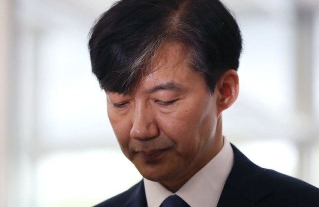 2019년 8월 25일 법무부 장관 후보자 시기 서울 종로구 적선현대빌딩에 마련된 인사청문회 준비단 사무실로 출근하던 조국 전 조국혁신당 대표. 연합뉴스