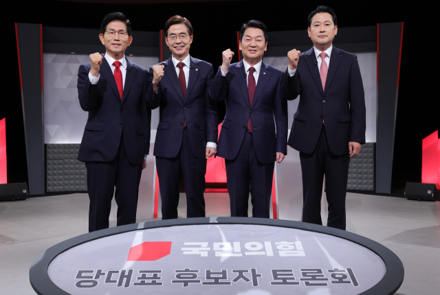 국민의힘 당 대표 선거에 출마한 후보들이 17일 서울 여의도 KBS에서 열린 2차 텔레비전 토론회에 앞서 기념 촬영을 하고 있다. 김문수, 조경태, 안철수, 장동혁 후보. 연합뉴스