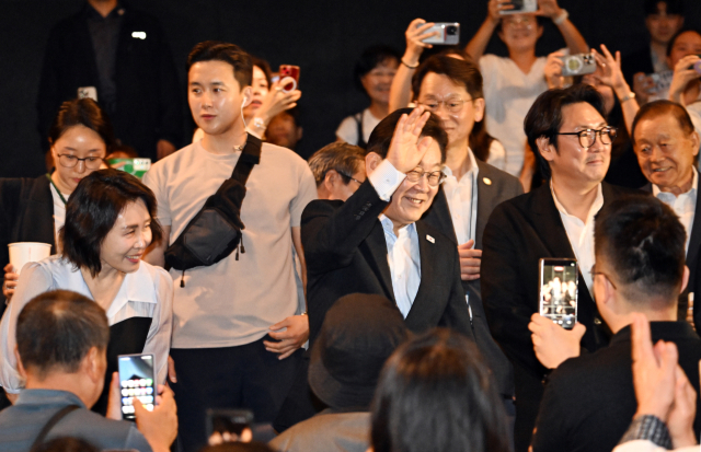 이재명 대통령과 김혜경 여사가 17일 서울 용산CGV 