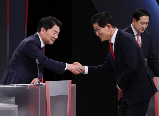국민의힘 당 대표 선거에 출마한 김문수(오른쪽) 후보와 안철수 후보가 17일 서울 여의도 KBS에서 열린 2차 텔레비전 토론회에서 악수하고 있다. 연합뉴스
