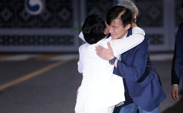 조국혁신당 조국 전 대표가 15일 광복절 특별사면·복권 조치로 출소하며 서울 구로구 남부교도소를 나서며 김선민 당 대표 권한대행과 포옹하고 있다. 연합뉴스