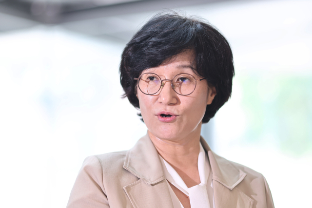 원민경 여성가족부 장관 후보자가 18일 인사청문 준비 사무실이 마련된 서울 한국청소년활동진흥원으로 출근하며 취재진 질의에 답하고 있다. 연합뉴스