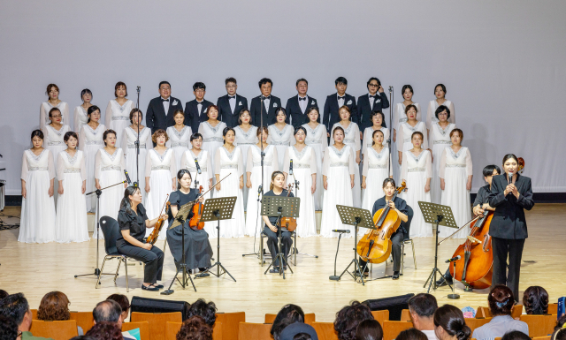 스테리 앙상블이 무대에 올라 달보드레 합창단과 함께 연주를 선보이고 있다. 칠곡군 제공