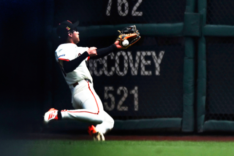  MLB 이정후, 빠져나온 공 무릎으로 잡아 '원더풀 정후니'