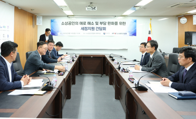 국세청(청장 임광현)과 소상공인연합회(회장 송치영)는 18일 오후 여의도 소재 연합회 대회의실에서 국세청장, 연합회장 및 주요 임원 등이 참석한 가운데 