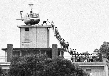 1975년 4월 29일 사이공 주재 미국 대사관 건물 옥상에서 베트남을 탈출하려는 이들이 헬기에 올라타기 위해 줄을 선 모습. 미 국무부 제공