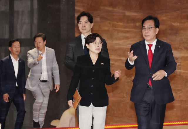 국민의힘 송언석 비상대책위원장 겸 원내대표가 18일 서울 여의도 국회에서 열린 의원총회에 참석하며 김정재 정책위의장과 대화하고 있다. 연합뉴스