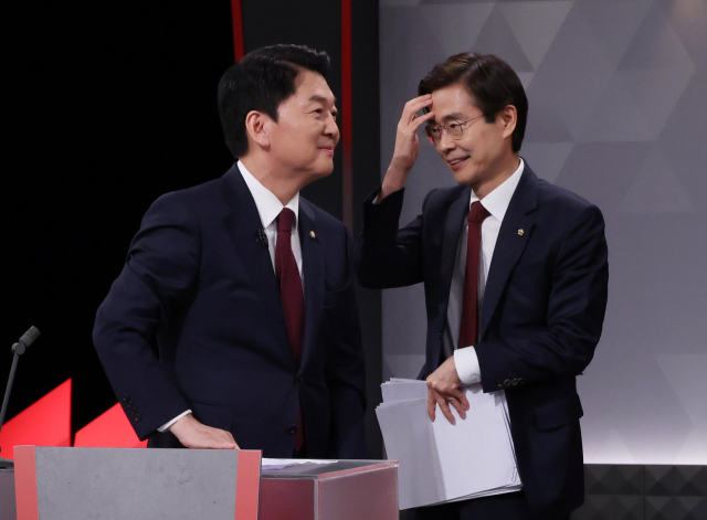 국민의힘 당 대표 선거에 출마한 안철수(왼쪽부터)·조경태 후보가 17일 서울 여의도 KBS에서 열린 2차 텔레비전 토론회에 앞서 대화하고 있다. 연합뉴스