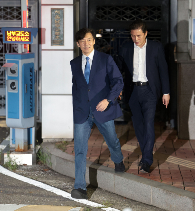 조국혁신당 조국 전 대표가 지난 15일 광복절 특별사면·복권 조치로 출소하며 서울 구로구 남부교도소를 나서고 있다. 연합뉴스