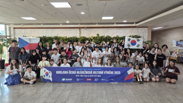 체코와 한국 청소년들이 17일 경주에서 한-체코 문화의 날 행사를 마친 뒤 기념사진을 촬영하고 있다. 한수원 제공