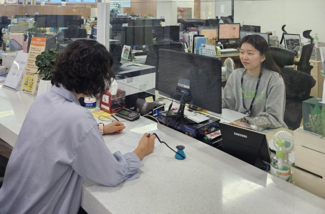 대구과학대 측지정보과 졸업생 곽주연(35·오른쪽) 씨의 근무지 대구 북구청에서의 모습. 대구과학대 제공
