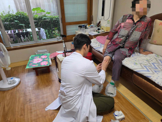 중증장애인 맞춤형 방문재활서비스 장면. 밀양시 제공