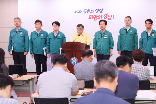 박명균 행정부지사가 19일 기자 브리핑을 하고 있다. 경남도 제공