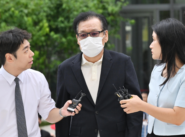 건진법사 전성배 씨가 18일 민중기 특별검사팀 사무실이 마련된 서울 종로구 KT 광화문빌딩 웨스트로 들어가고 있다. 전씨는 2022년 4∼8월께 윤모 통일교 전 세계본부장으로부터 교단 현안 관련 청탁과 함께 다이아몬드 목걸이, 샤넬백 등을 받은 뒤 이를 김건희 여사에게 전달했다는 혐의를 받고 있다. 연합뉴스
