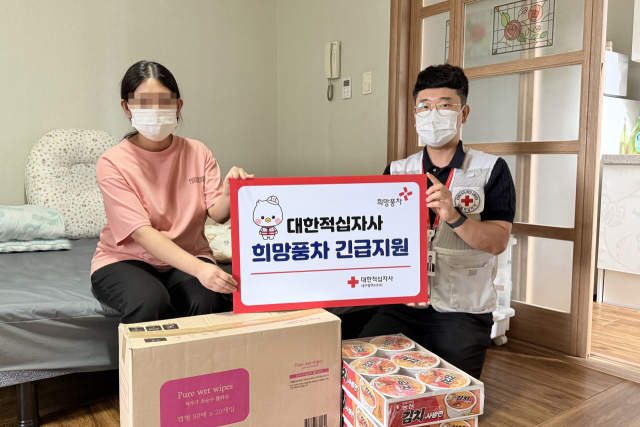 대한적십자사 대구지사 관계자가 지역 한 위기가정을 방문해 긴급지원 물품을 전달하고 있다. 대한적십자사 대구지사 제공