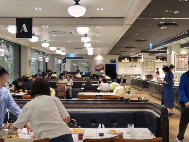 경기 부진과 고물가 등의 영향으로 뷔페 수요가 높아진 분위기다. 사진은 최근 대구 중구의 한 뷔페 레스토랑에서 사람들이 식사하는 모습. 정은빈 기자
