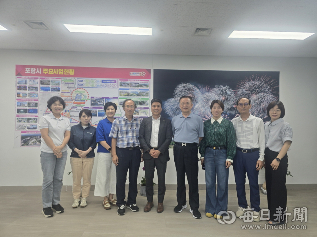 TPO 중국 회원도시 관계자들인 산동성 산동대학교 교수 일행이 지난 14일 포항시에서 지역 문화콘텐츠에 대한 이야기를 나눈 후 포항시 직원 등과 함께 기념촬영을 하고 있다. 포항시 제공