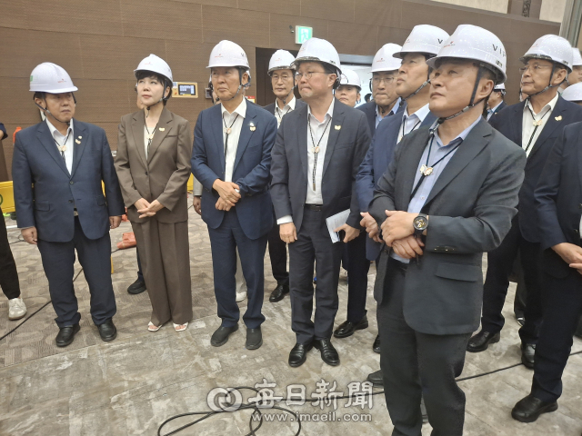 더불어민주당 정청래 대표와 지도부가 19일 오후 APEC 정상회의장인 경주화벡컨벤션센터를 방문해 준비 상황을 점검을 하고 있다. 김진만 기자