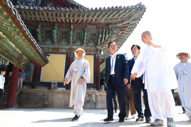 더불어민주당 정청래 대표가 19일 경북 경주시 불국사를 방문해 둘러보고 있다. 연합뉴스