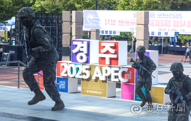 19일 경주역에서 열린 을지 프리덤 실드(UFS) 2025 연습의 일환으로 진행된 폭발물·화학테러 공격 대응 훈련에서 경북 소방대원들이 화학 물질에 노출된 시민들을 구출하고 있다. 11개 기관에서 합동으로 진행한 이번 훈련은 오는 10월 열리는 