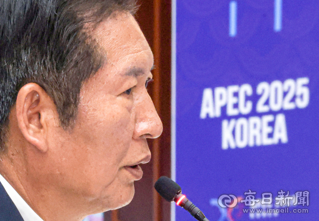정청래 더불어민주당 대표가 19일 경주를 찾아 APEC 정상회의 준비현장을 둘러보기 전 기자들과 백브리핑을 하고 있다. 안성완 기자 asw0727@imaeil.com