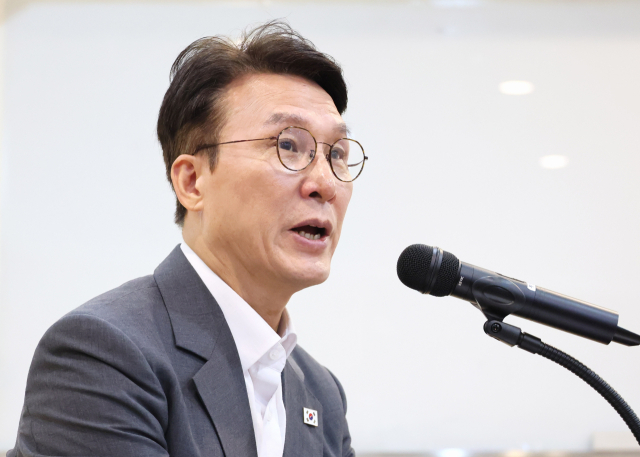 김민석 국무총리가 19일 서울 종로구 정부서울청사 별관에서 열린 출입기자단 간담회에서 질문에 답하고 있다. 연합뉴스