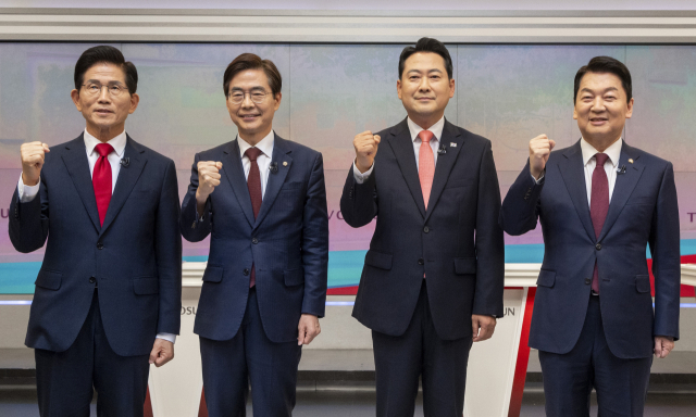 국민의힘 당 대표 선거에 출마한 후보들이 19일 서울 중구 TV조선 스튜디오에서 열린 6차 전당대회 3차 텔레비전 토론회에 앞서 파이팅을 외치고 있다. 김문수, 조경태, 장동혁, 안철수 후보. 연합뉴스