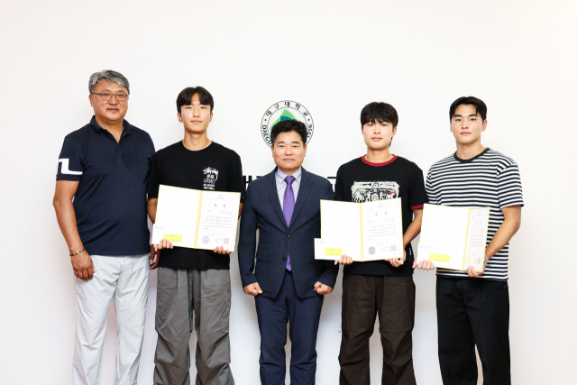 대구대 축구부 학생 총장 모범상 수여 모습. 왼쪽부터 이태홍 축구부 감독, 최민준 학생, 박순진 총장, 권기성 학생, 조승현 학생. 대구대 제공