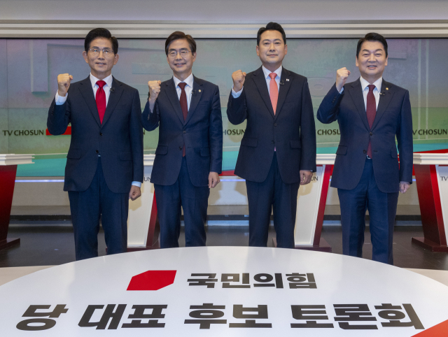 국민의힘 당 대표 선거에 출마한 후보들이 19일 서울 중구 TV조선 스튜디오에서 열린 6차 전당대회 3차 텔레비전 토론회에 앞서 파이팅을 외치고 있다. 김문수, 조경태, 장동혁, 안철수 후보. 연합뉴스