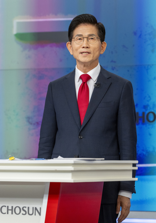 국민의힘 당 대표 선거에 출마한 김문수 후보가 19일 서울 중구 TV조선 스튜디오에서 열린 6차 전당대회 3차 텔레비전 토론회에 참석해 시작을 기다리고 있다. 연합뉴스