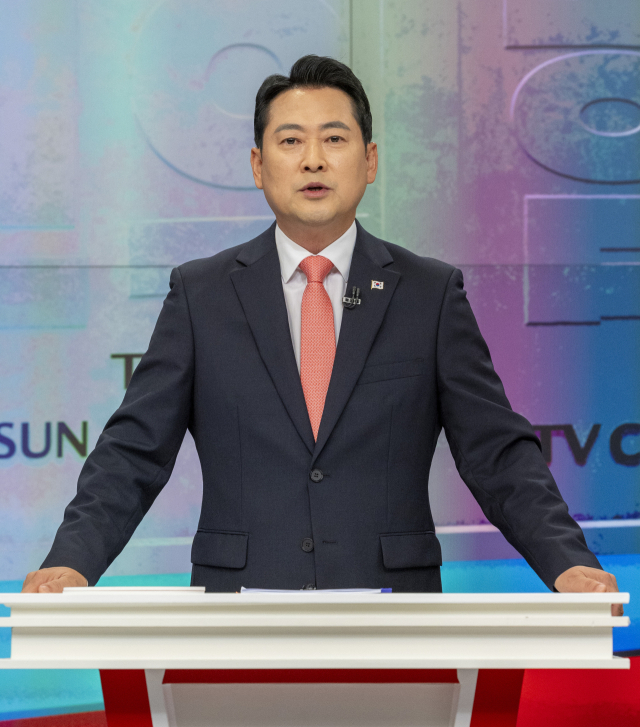 국민의힘 당 대표 선거에 출마한 장동혁 후보가 19일 서울 중구 TV조선 스튜디오에서 열린 6차 전당대회 3차 텔레비전 토론회에 참석해 시작을 기다리고 있다. 연합뉴스