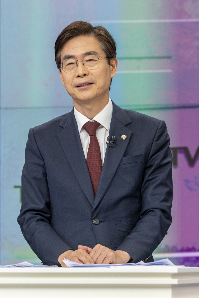 국민의힘 당 대표 선거에 출마한 조경태 후보가 19일 서울 중구 TV조선 스튜디오에서 열린 6차 전당대회 3차 텔레비전 토론회에 참석해 시작을 기다리고 있다. 연합뉴스