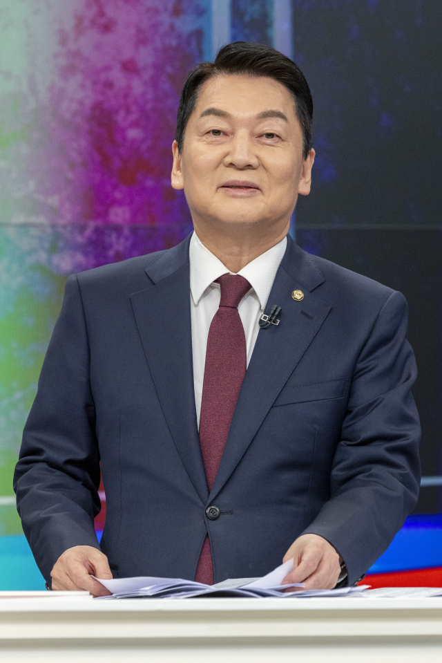 국민의힘 당 대표 선거에 출마한 안철수 후보가 19일 서울 중구 TV조선 스튜디오에서 열린 6차 전당대회 3차 텔레비전 토론회에 참석해 시작을 기다리고 있다. 연합뉴스