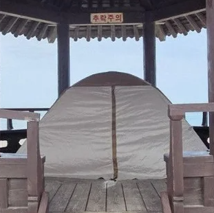 정자 바닥 뚫고 텐트 박았다…삼척 해수욕장 민폐 캠핑족 '눈쌀'