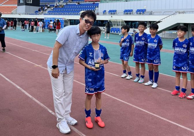포기하지 않는 정신으로 팀을 이끈 주장 김승빈 선수(안동부설초 4학년)와 김경섭 상주시축구협회장. 안동 아미고FC 제공