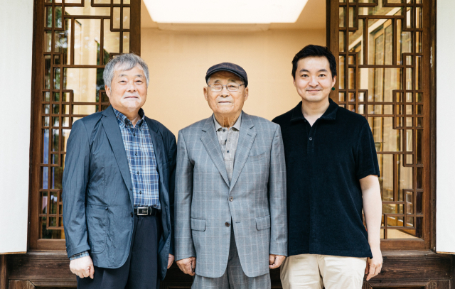 이봉주(가운데) 국가무형유산 유기장 명예보유자와 그의 아들 이형근 유기장(왼쪽), 손자 이지호 전수자. 이봉주 명예보유자 제공