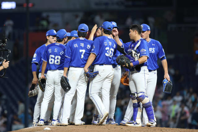 삼성 라이온즈 선수들이 19일 창원에서 NC 다이노스를 상대로 승리를 거둔 뒤 마운드에 모여 기쁨을 나누고 있다. 삼성 제공