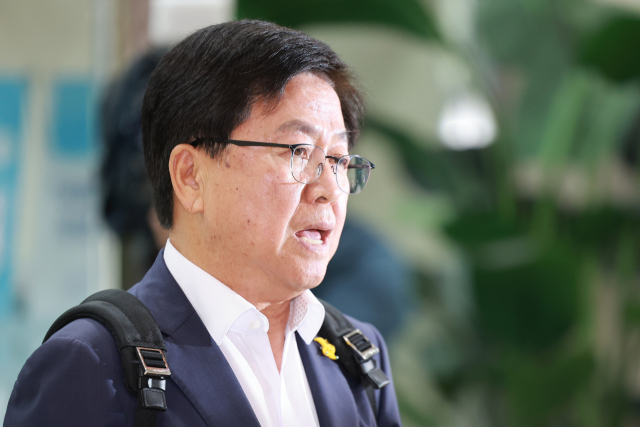 최교진 사회부총리 겸 교육부 장관 후보자가 14일 인사청문회 준비 사무실이 마련된 서울 영등포구 여의도 한국교육시설안전원으로 출근하며 취재진 질문에 답하고 있다. 연합뉴스