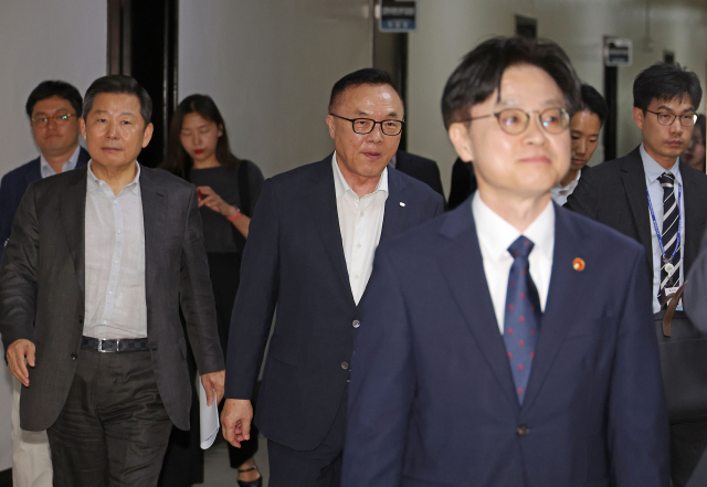 황주호 한국수력원자력 사장(가운데), 이철규 국회 산업통상자원중소벤처기업위원회 위원장(왼쪽), 김정관 산업통상자원부 장관이 19일 올해 초 미국 웨스팅하우스와 맺은 지식재산권 분쟁 종료 합의문 관련 대화를 마친 뒤 산자위 전체회의에 참석하고 있다. 연합뉴스