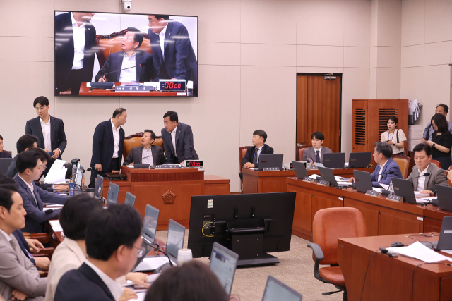 19일 국회에서 열린 산업통상자원중소벤처기업위원회 전체회의에서 이철규 위원장(가운데), 김원이 여당 간사(왼쪽), 박성민 야당 간사(오른쪽)가 올해 초 한전과 한수원이 미국 웨스팅하우스와 맺은 지식재산권 분쟁 종료 합의문 질의와 관련, 회의 순서를 조정하기 위해 대화하고 있다. 연합뉴스