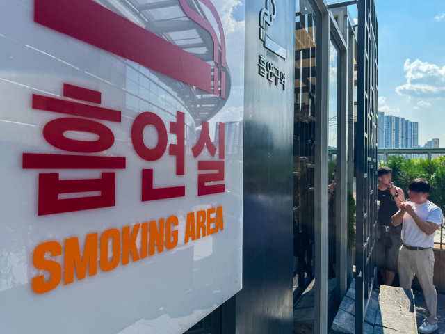 지난 8월 20일 대구 동대구역 광장 흡연실 바깥에서 시민들이 담배를 피우고 있다. 매일신문DB