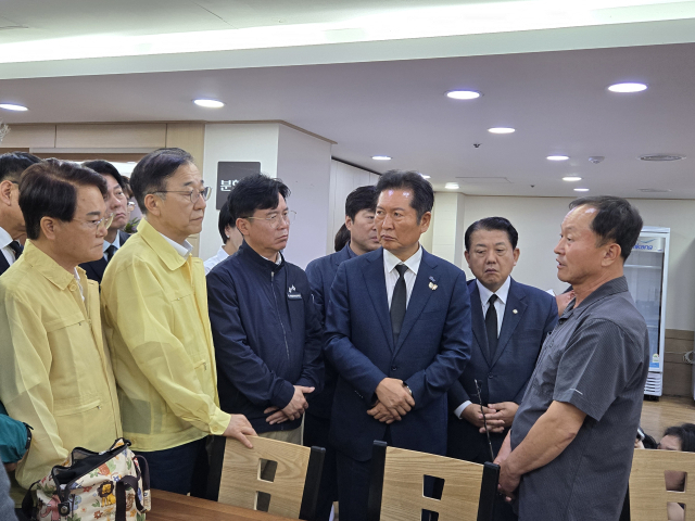 정청래 더불어민주당 대표와 당직자들, 김하수 청도군수 등이 유족들을 만나 위로하고 있다. 독자제공