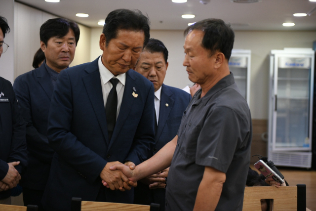 정청래 더불어민주당대표가 19일 청도 철도사고 사망자의 시신이 안치된 청도 대남병원 장례식장을 방문해 유족들을 위로하고 있다. 독자제공