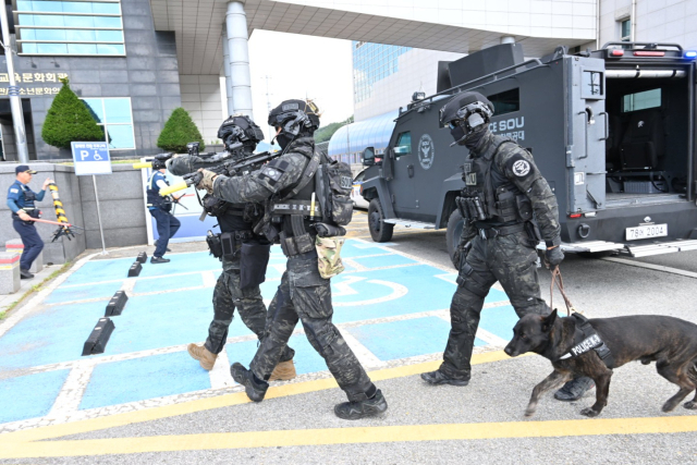 대구 군위군 삼국유사문화회관에서 진행된 을지훈련 실제훈련에서 군인들이 수색견과 함께 건물로 진입하고 있다. 군위군 제공