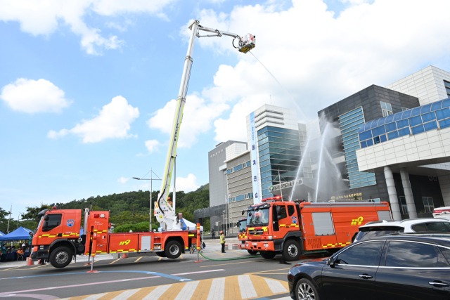 대구 군위군 삼국유사문화회관에서 진행된 을지연습 화재 진압 훈련이 진행되고 있다. 군위군 제공