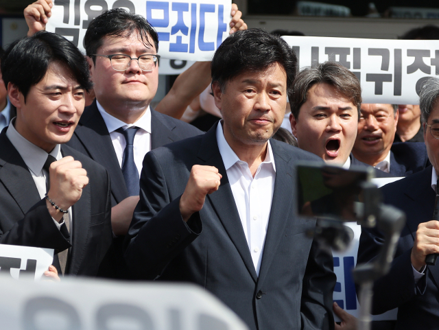 대장동 개발 민간업자 일당에게 금품을 받은 혐의로 항소심에서 실형을 선고받고 법정구속 된 후 보석으로 석방된 김용 전 민주연구원 부원장이 20일 경기도 화성시 마도면 화성직업훈련교도소 앞에서 참석자들의 구호를 듣고 있다. 연합뉴스