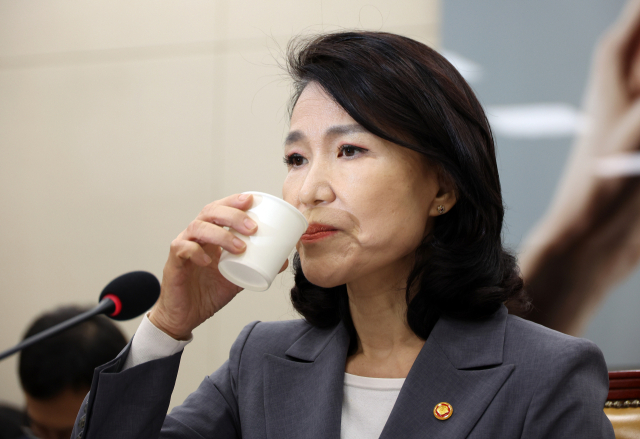 20일 서울 여의도 국회에서 열린 과학기술정보방송통신위원회 전체회의에서 이진숙 방송통신위원장이 물을 마시고 있다. 연합뉴스