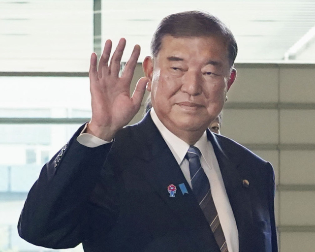미국과 일본의 무역협상이 타결된 23일 이시바 시게루 일본 총리가 도쿄 총리 관저로 들어가며 손을 들어보이고 있다. 미국에 수출되는 일본산 제품의 상호 관세율은 기존에 예고했던 25%에서 10%포인트 낮아진 15%로 정해졌다. 연합뉴스