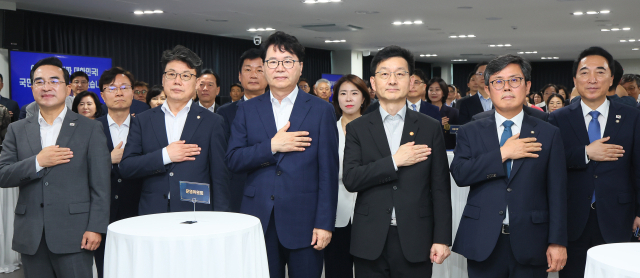 14일 서울 종로구 정부서울청사 창성동 별관에서 열린 국정기획위원회 해단식에서 이한주 위원장을 비롯한 위원들이 국기에 경례를 하고 있다. 연합뉴스